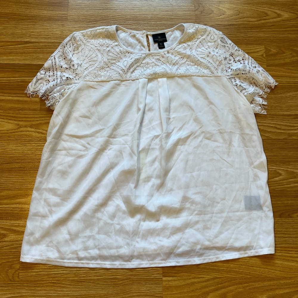 White top with short sleeves and unique detail